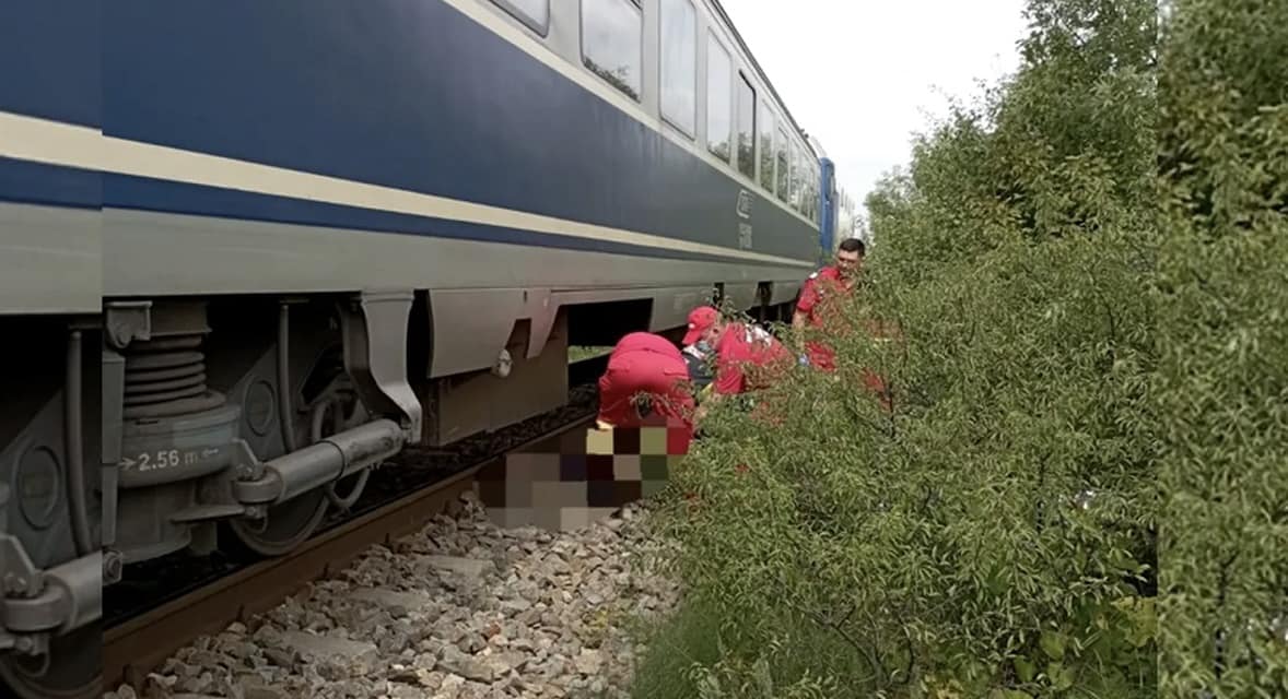 Persoană lovită de tren în Bâlteni, echipajele ISU intervin la fața locului