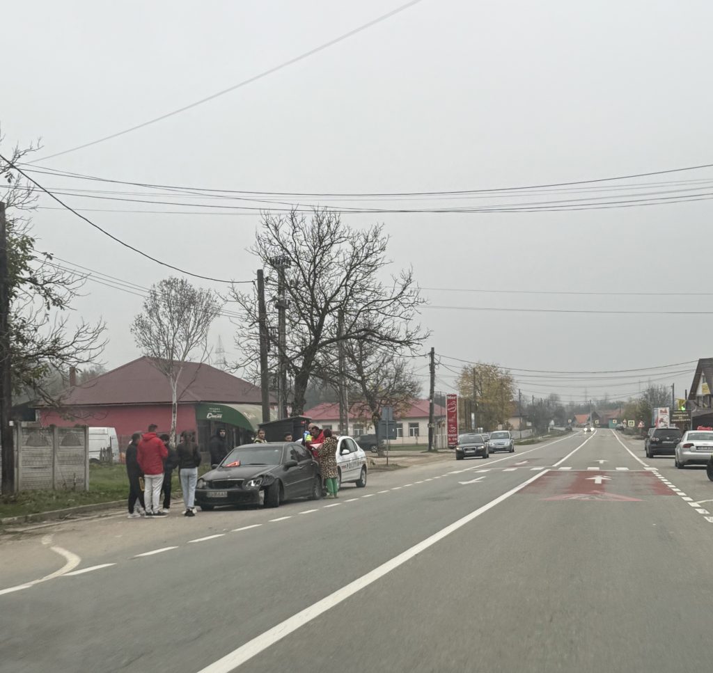 Două autoturisme s-au tamponat în localitatea Plopșoru, fără victime
