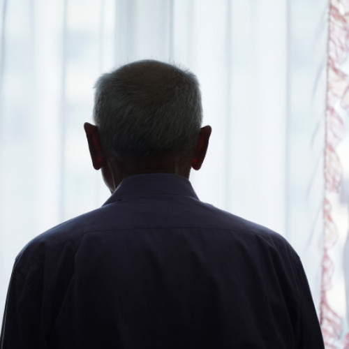 Singurătatea afectează majoritatea vârstnicilor din orașe, tehnologia devine un sprijin