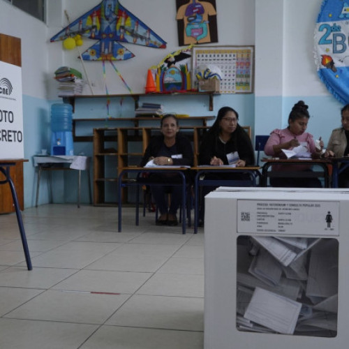 Ecuadorienii resping propuneri privind baze militare şi noua constituţie