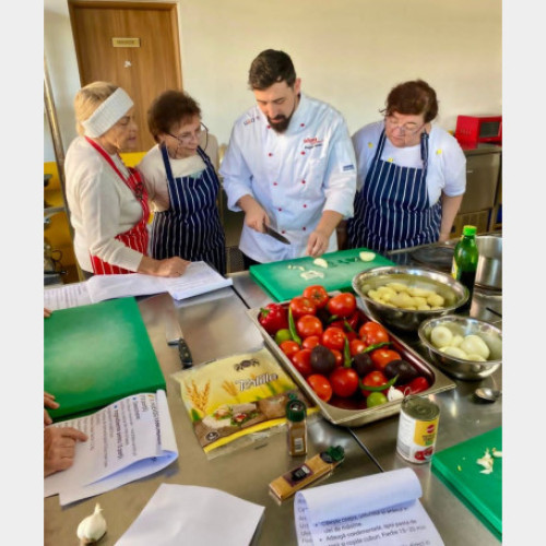 Seniorii din Oradea au învățat tehnici culinare internaționale într-un atelier special