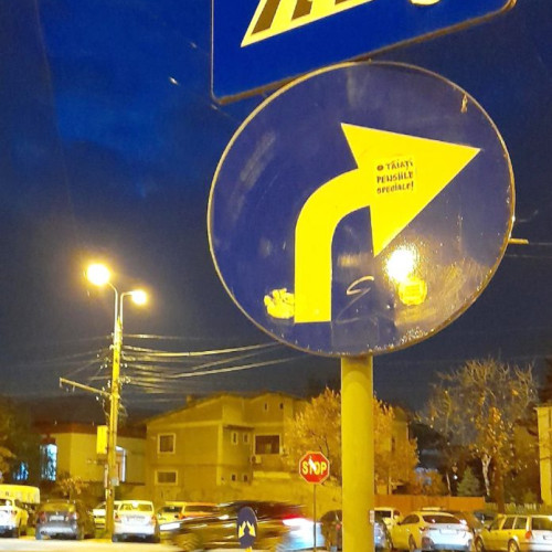Un abțibild anti pensii speciale prins pe un indicator rutier din Ploiești
