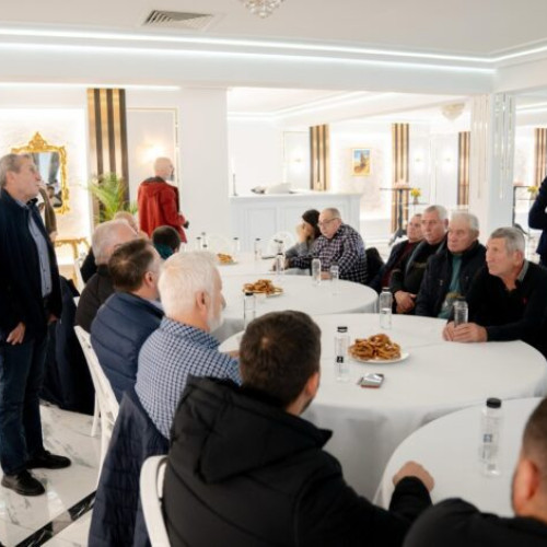 Marcel Ciolacu s-a întâlnit cu legumicultorii din Mărăcineni înainte de alegerile locale