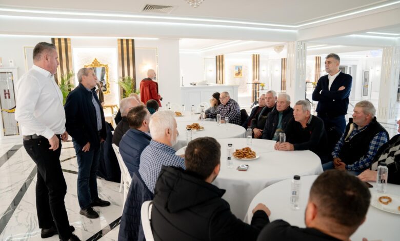 Marcel Ciolacu s-a întâlnit cu legumicultorii din Mărăcineni înainte de alegerile locale