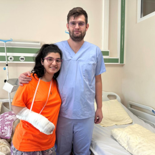 Adolescentă din Deva salvată de o echipă medicală din Bihor după o intervenție complexă la mână