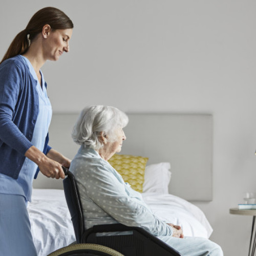 Servicii medicale la domiciliu disponibile pentru asigurați și neasigurați în România