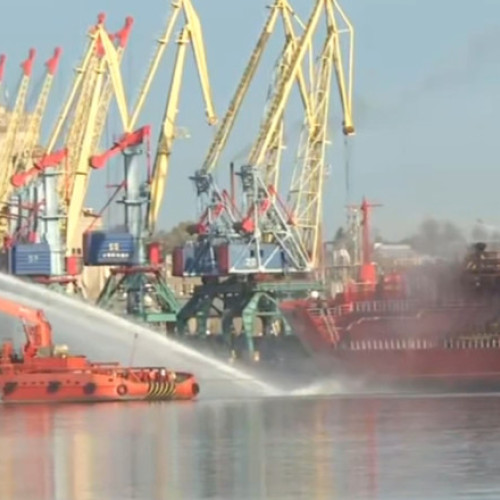 Locuitorii din Ceatalchioi se pot întoarce acasă după incendiul navei de pe Dunăre