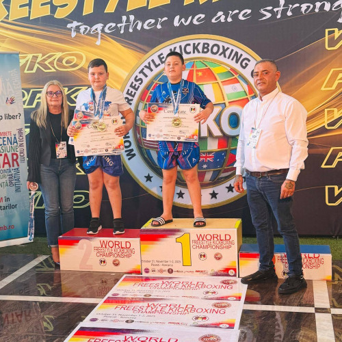 Doi frați din Răcari impresionează cu performanțe remarcabile la kickboxing