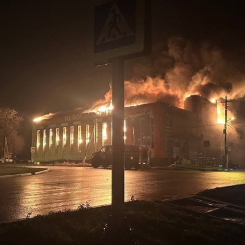 Drone atacă orașul Korochia din regiunea Belgorod, incendiu la un centru comercial