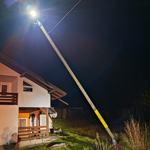 Stâlp de electricitate rupt în Ceahlău a pus în alertă pompierii și echipele de intervenție