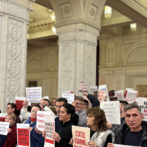 Angajații Parlamentului protestează față de reducerea salariilor în administrația publică centrală