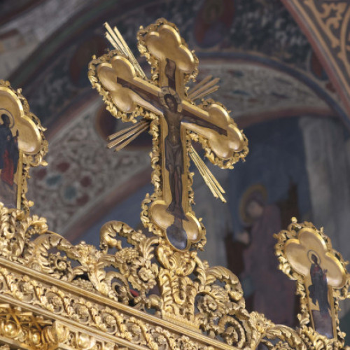 Doi tineri din Alba arestați după ce au furat sonorizarea unei biserici din Copșa Mică