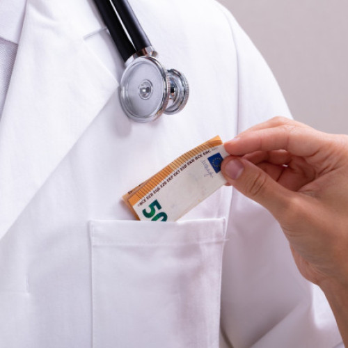 Bărbat condamnat cu suspendare după ce a mituit un medic din Bacău