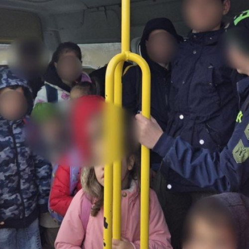 Microbuz școlar cu dublu față de capacitatea admisă, oprit în Covasna