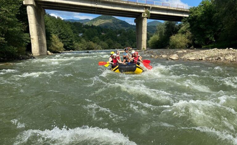 Tot mai mulți tineri din Generația Z renunță la zboruri și preferă experiențele locale în turism