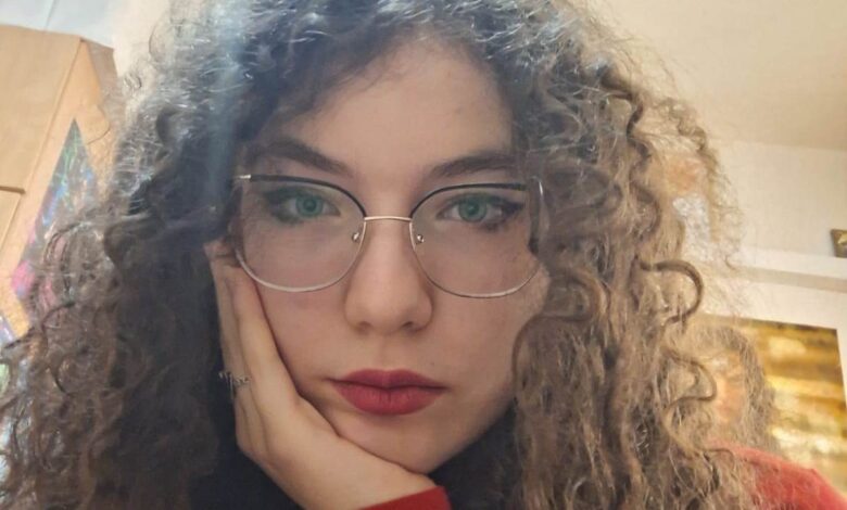 Sara-Maria Bivolu debutează în jurnalismul teatral cu o cronică despre spectacolul „Oleanna”