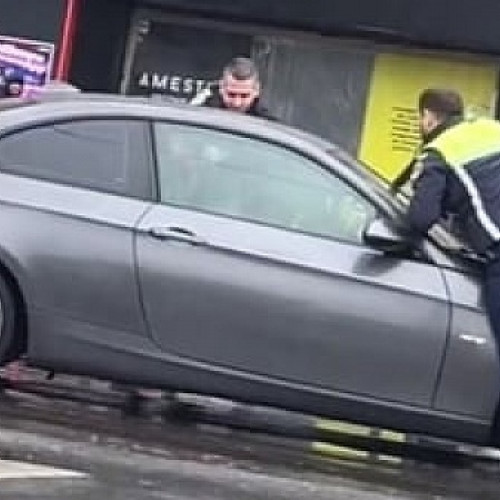 Sofer din Satu Mare, oprit cu forta de politisti dupa ce a ignorat semnalele lor
