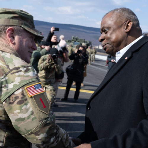 Nicuşor Dan îl decorează pe generalul american Matthew J. Van Wagenen cu ordin militar