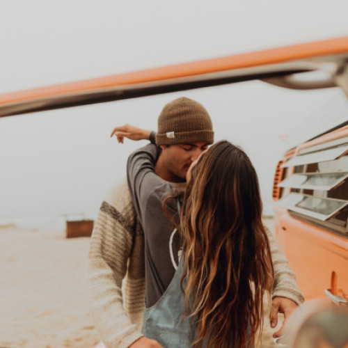 Studiu: primul sărut ar fi apărut acum 21,5 milioane de ani la maimuțele mari