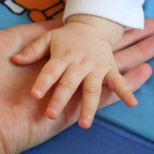 Caz revoltător la tribunal: acuzații grave privind îngrijirea unui bebeluș în Argeș