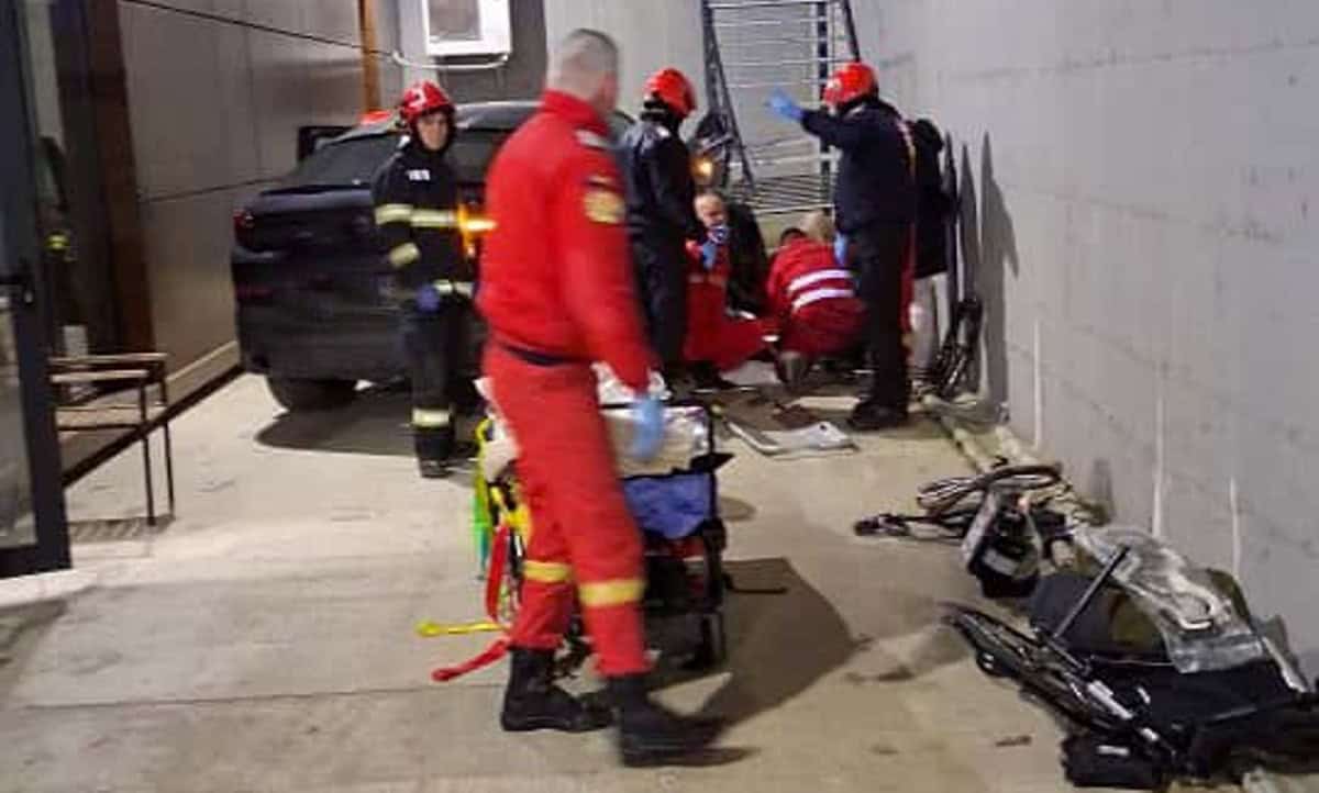 Accident grav în parcarea unui centru medical din Bihor: un tânăr a decedat