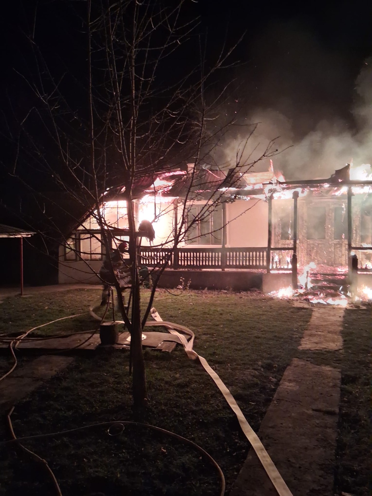 Casă distrusă de incendiu la Timișești, o femeie a avut atac de panică