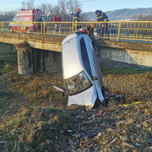 Tânăr de 19 ani scapă nevătămat după ce mașina a căzut într-un pârâu la Agapia
