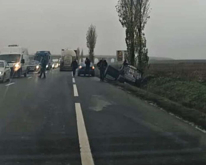 Autoturism răsturnat în Pufești din cauza vitezei neadaptate