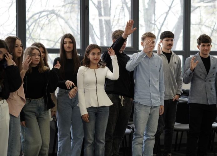 80 de tineri și oficialități la sesiunea de formare a elevilor reprezentanți din Vrancea