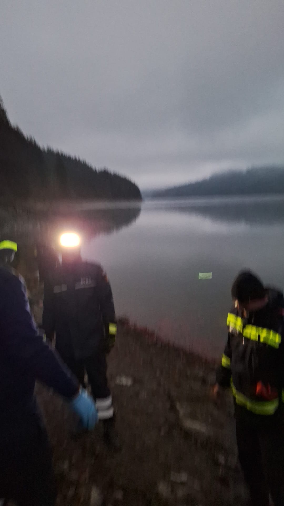 Trupul unui bărbat găsit plutind pe Lacul Bicaz