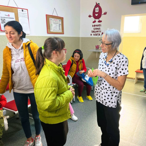 Copiii cu autism oferă mărțișoare la Centrul de Transfuzie Târgoviște