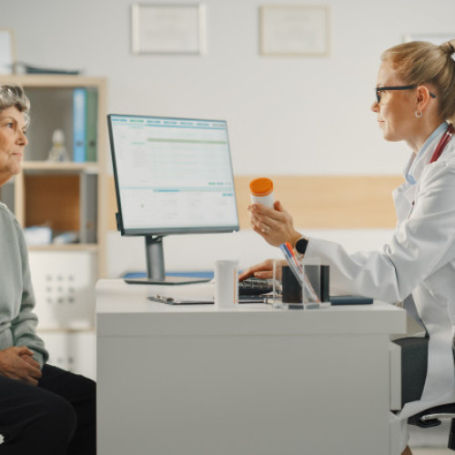 Medicul de familie, principala legătură cu sistemul de sănătate și furnizor de servicii esențiale