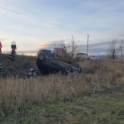 Autoturism răsturnat pe DN 15C la Răucești, șoferul a refuzat spitalizarea
