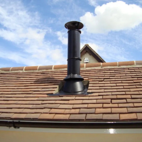 Locuitorii din Florești reclamă un miros puternic de plastic ars în zona estică