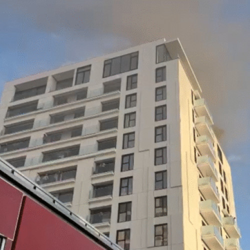 Șase persoane transportate la spital după un incendiu la un bloc din sector 5