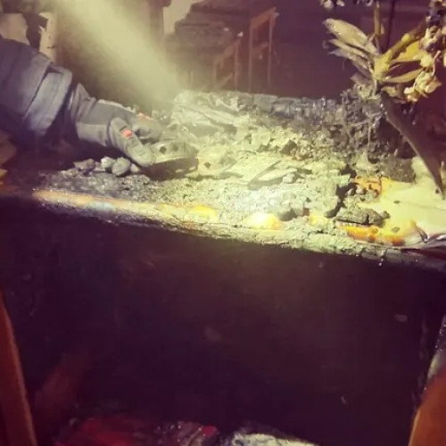 Incendiu la biserica din Peșteana, o lumânare uitată a provocat un început de foc