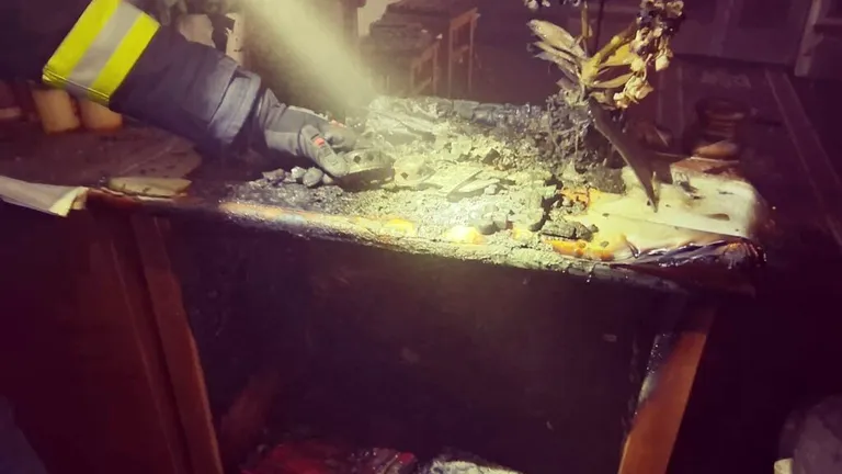 Incendiu la biserica din Peșteana, o lumânare uitată a provocat un început de foc