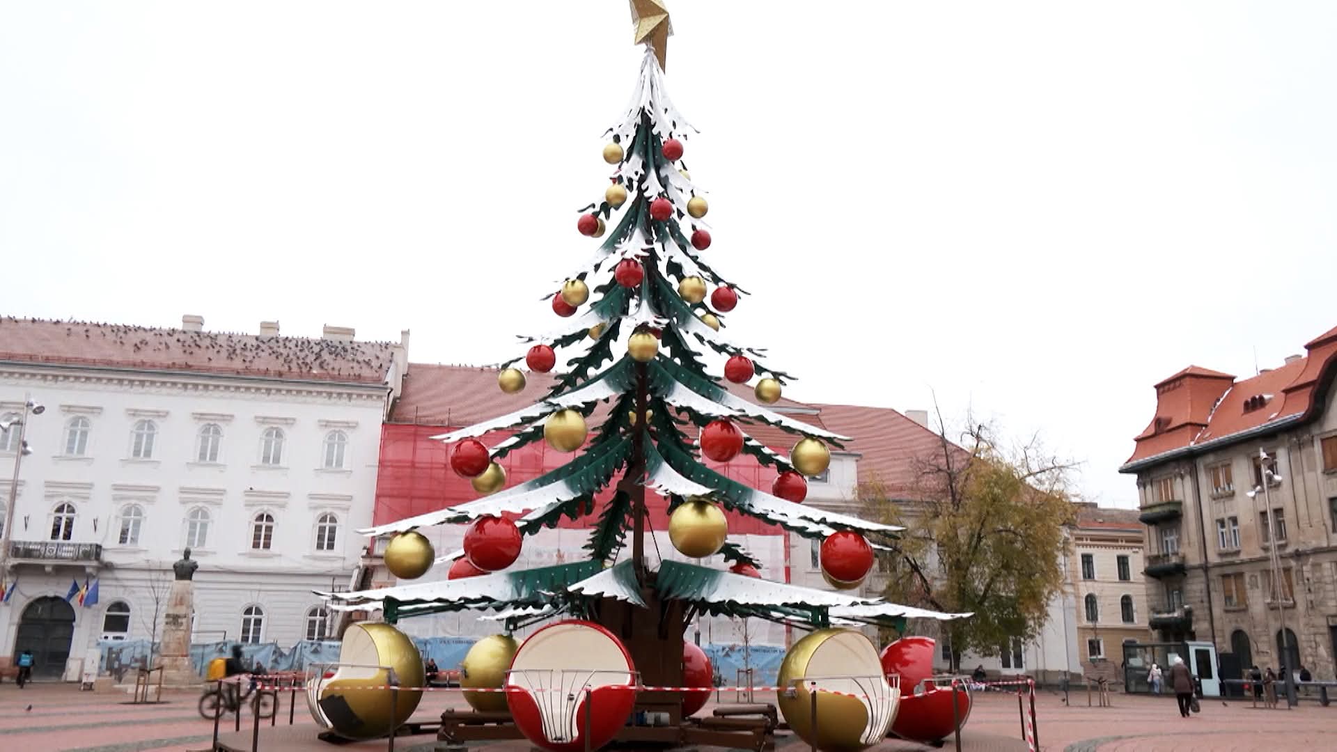 Bradul de Crăciun de tablă din Timișoara stârnește controverse în oraș