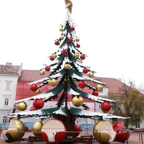 Bradul de Crăciun de tablă din Timișoara stârnește controverse în oraș