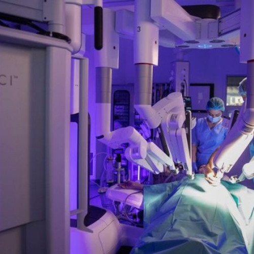 Intervenție robotică la Sanador salvează rinichiul unei paciente cu cancer renal incipient