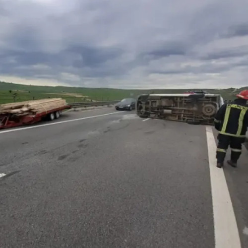 Microbuz răsturnat pe autostrada A3 între Câmpia Turzii și Nădășelu, fără victime