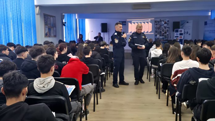 Jandarmii din Vrancea au susținut sesiuni educative în licee pentru prevenirea faptelor antisociale