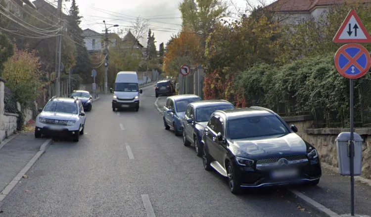 Locuitorii din Cluj cer stâlpișori pe trotuare pentru protejarea pietonilor