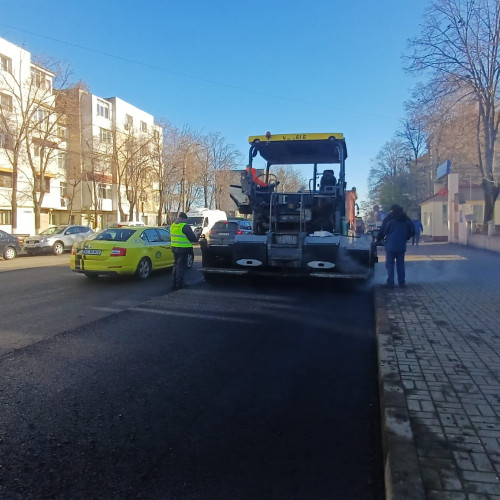 Începe asfaltarea Căii Naționale din Botoșani după scoaterea șinelor de tramvai