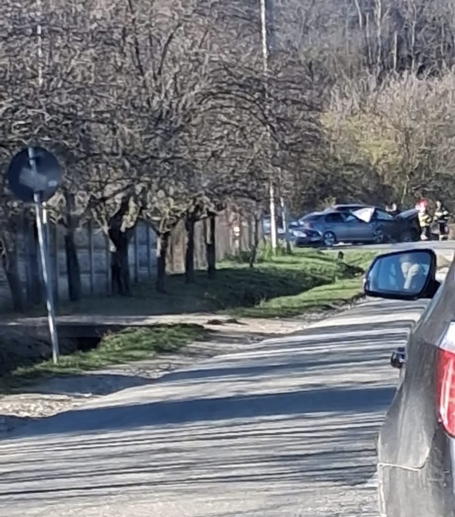 Accident frontal grav în Bărbătești, Gorj, două mașini implicate