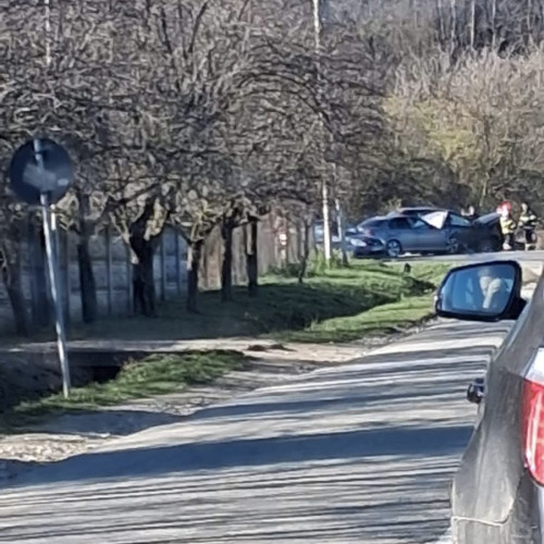Accident frontal grav în Bărbătești, Gorj, două mașini implicate