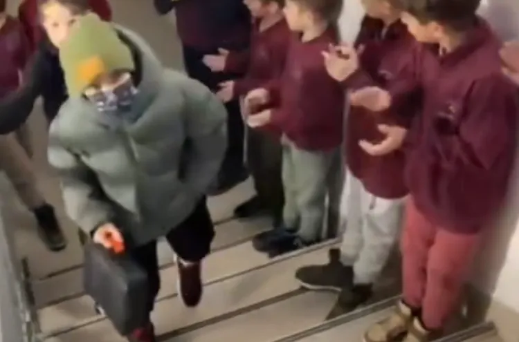 Cezar, băiatul care luptă cu cancerul, întâmpinat cu aplauze la liceul său din Cluj-Napoca