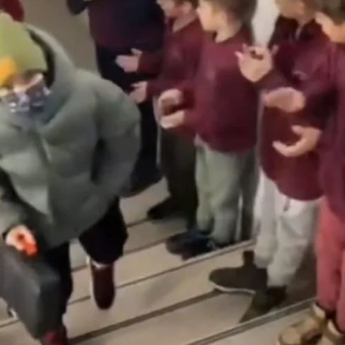 Cezar, băiatul care luptă cu cancerul, întâmpinat cu aplauze la liceul său din Cluj-Napoca