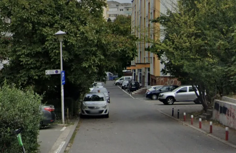 Locatarii de pe Aleea Pădin cer stâlpișori pentru a opri parcarea neregulamentară
