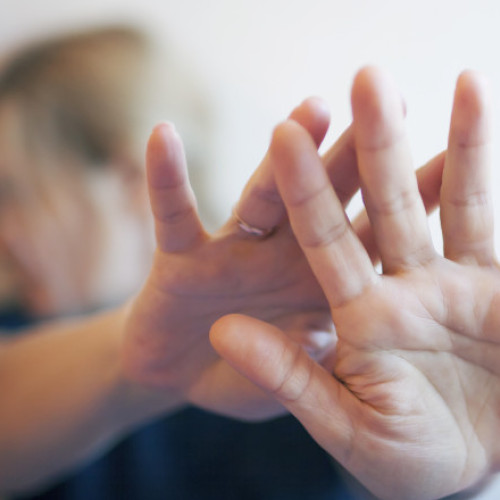 Ilie Bolojan condamnă ferm abuzurile asupra femeilor și cere reforme legislative